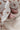 lange en double gaze couvrant des pieds de bébé