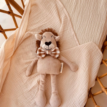 Une peluche lion pour enfant en minky beige latte et son petit noeud papillon vichy