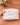 trousse de toilette en double gaze avec un imprimé petit coeur, tenue dans une main